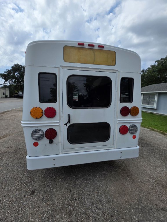 2011 Chevrolet Express Image 8