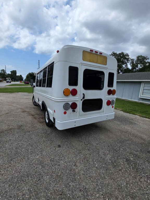 2011 Chevrolet Express Image 1