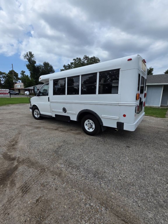 2011 Chevrolet Express Image 3