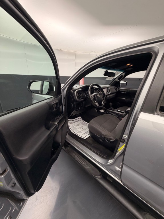 2016 Toyota Tacoma Image 18