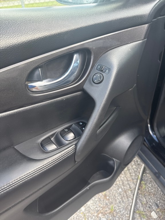 2018 Nissan Rogue Image 16
