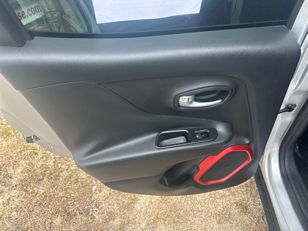 2015 Jeep Renegade Image 25