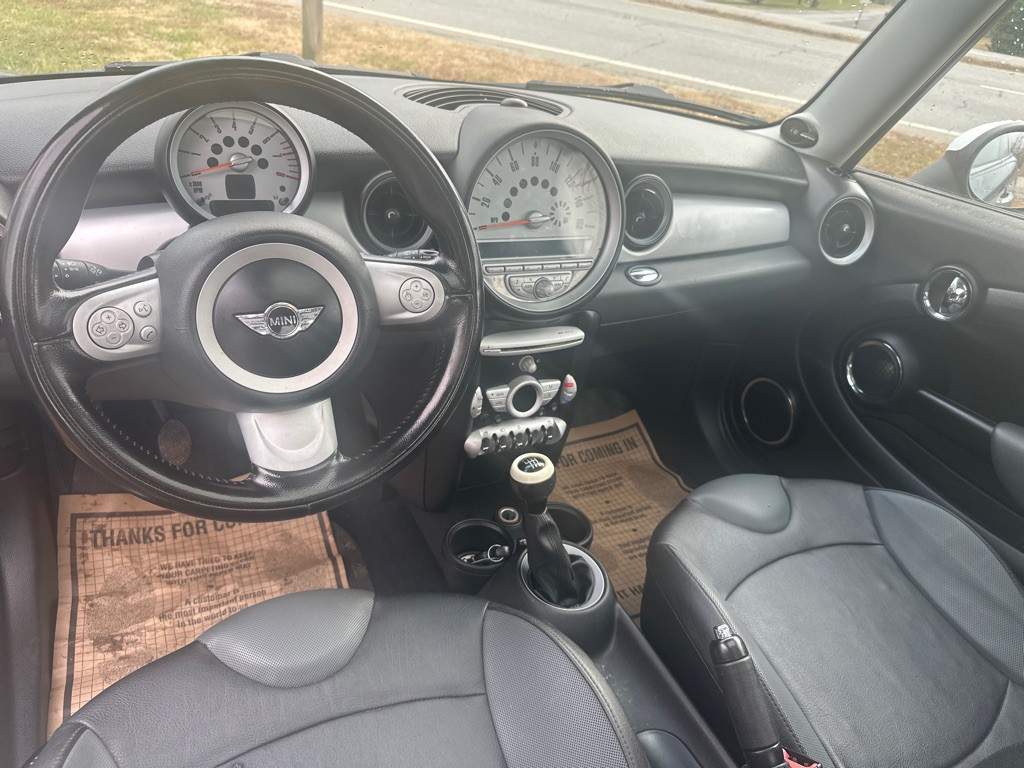 2010 MINI Cooper Image 10