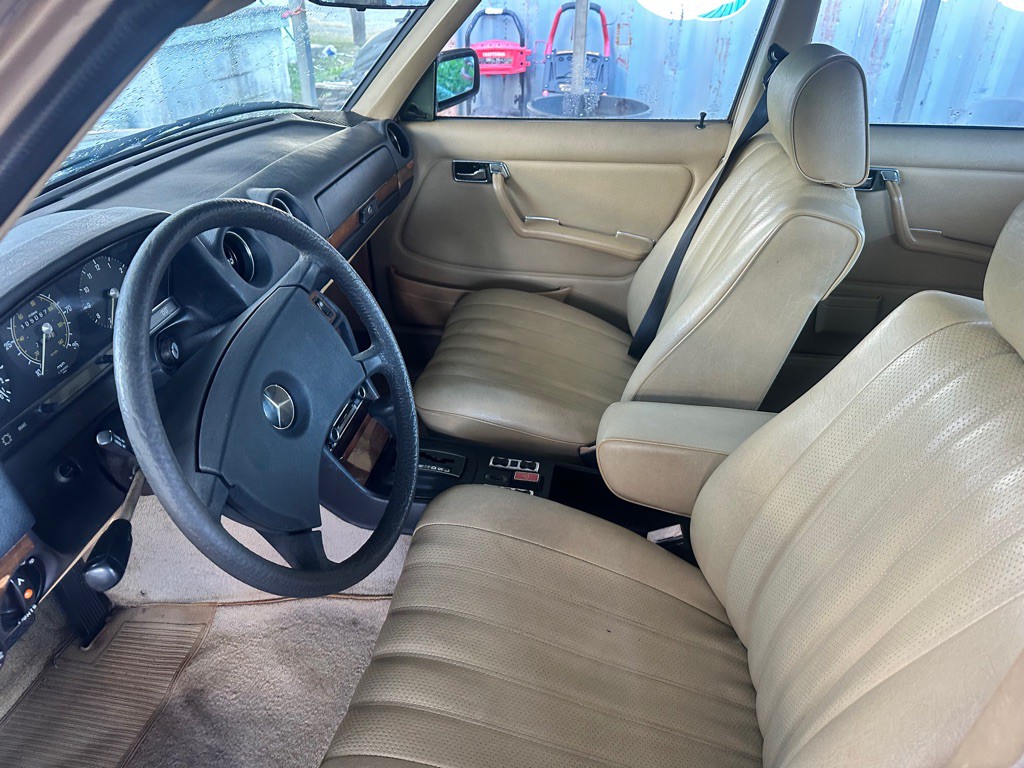 1980 Mercedes-Benz 300-Class Image 9