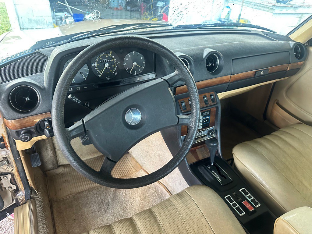 1980 Mercedes-Benz 300-Class Image 10