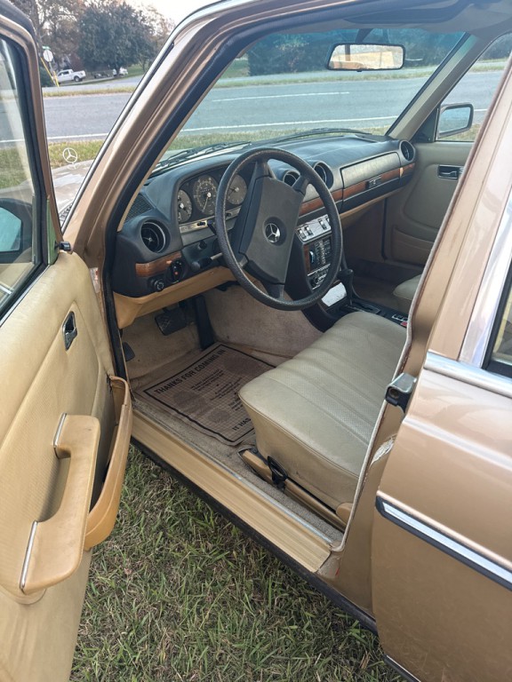 1980 Mercedes-Benz 300-Class Image 33
