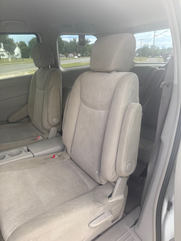 2015 Nissan Quest Image 9