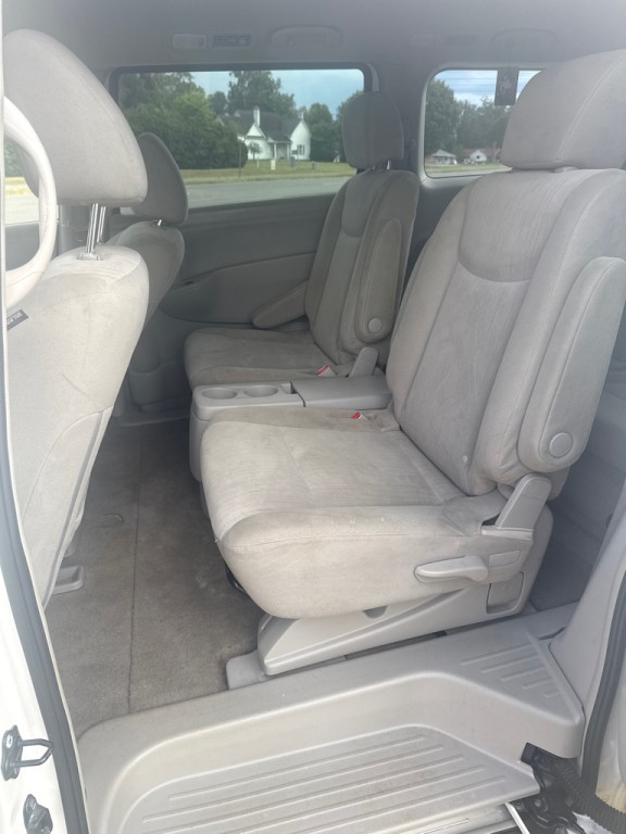 2015 Nissan Quest Image 11