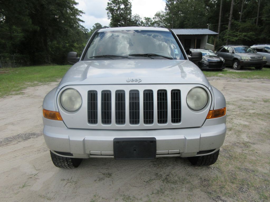 2005 Jeep Liberty Image 2