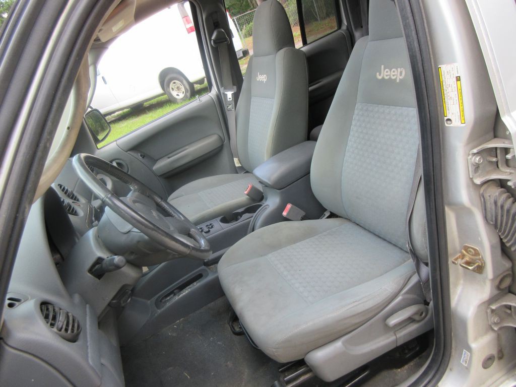 2005 Jeep Liberty Image 10