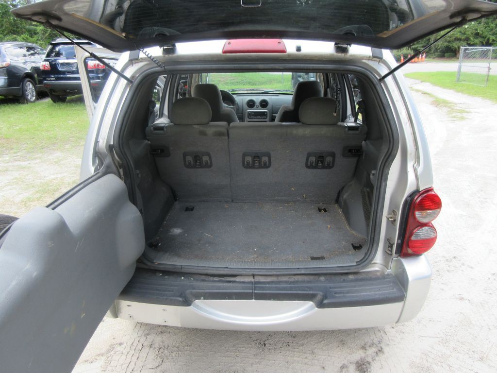 2005 Jeep Liberty Image 12