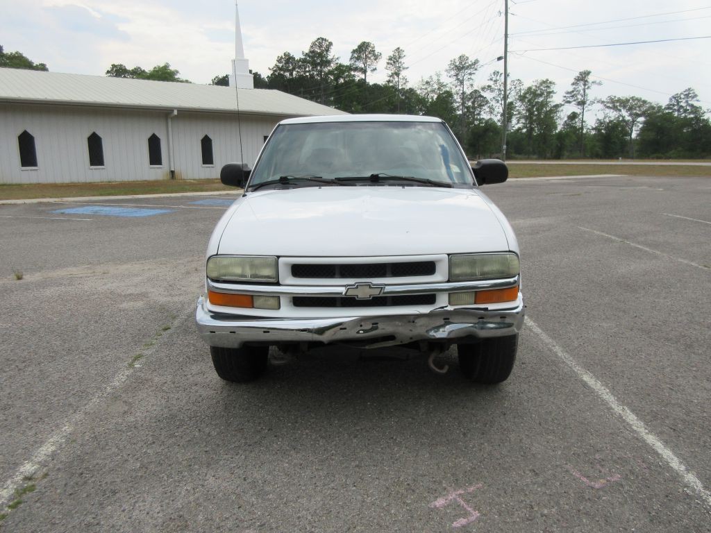 2002 Chevrolet S10 Image 2