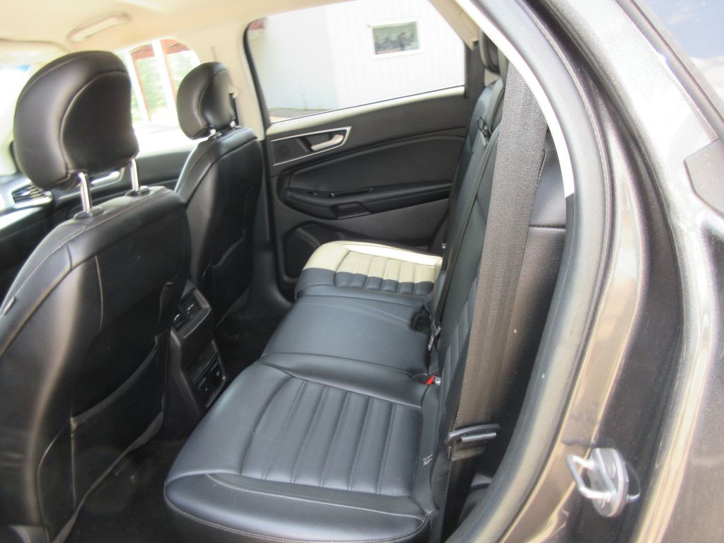 2017 Ford Edge Image 10