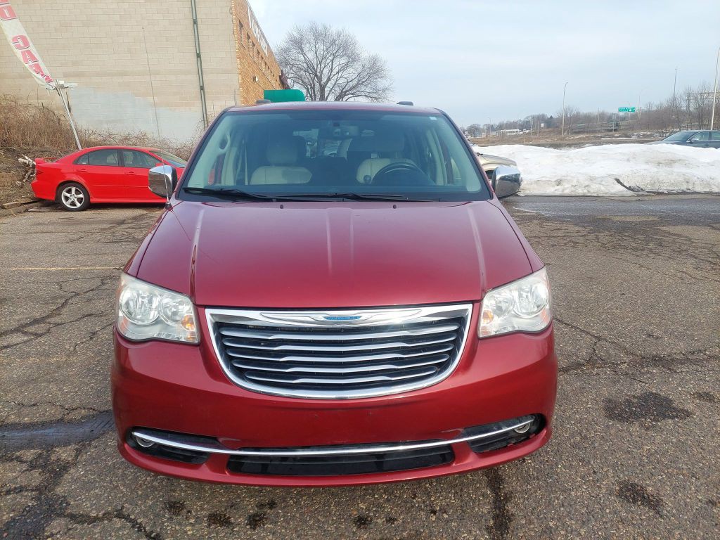 2013 Chrysler Town & Country Image 2