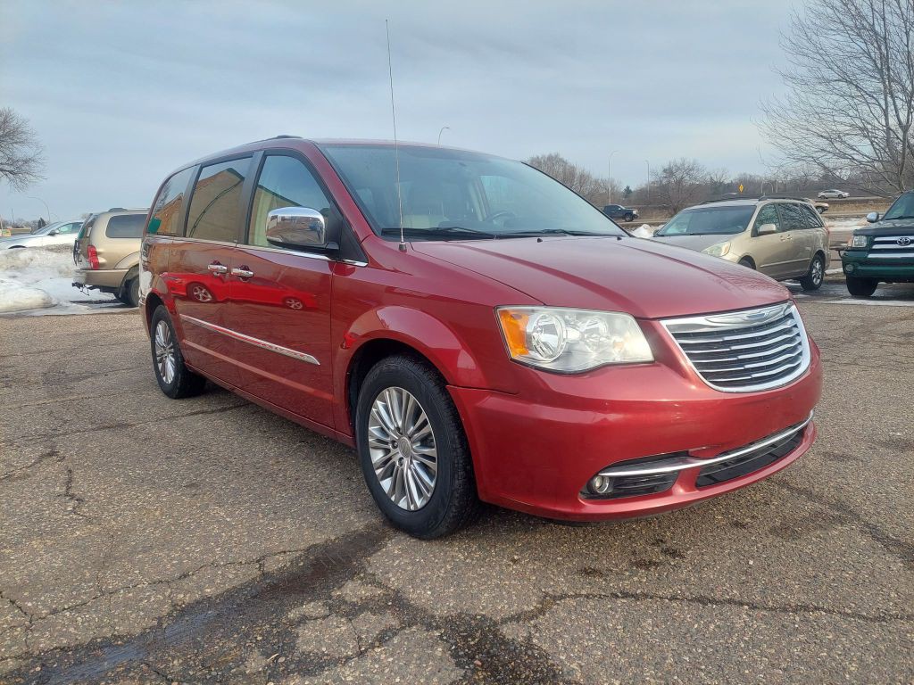 2013 Chrysler Town & Country Image 3