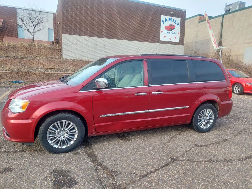 2013 Chrysler Town & Country Image 4