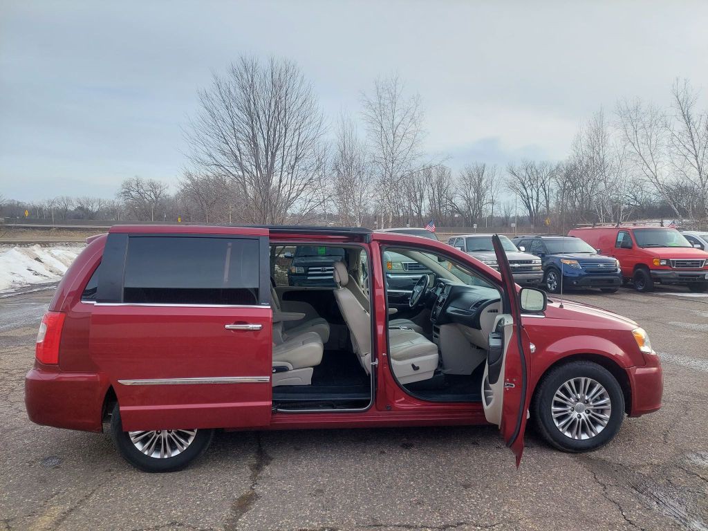 2013 Chrysler Town & Country Image 7