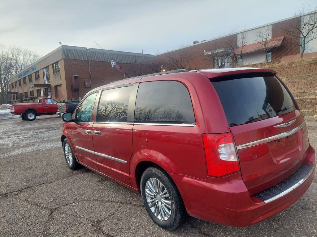 2013 Chrysler Town & Country Image 8