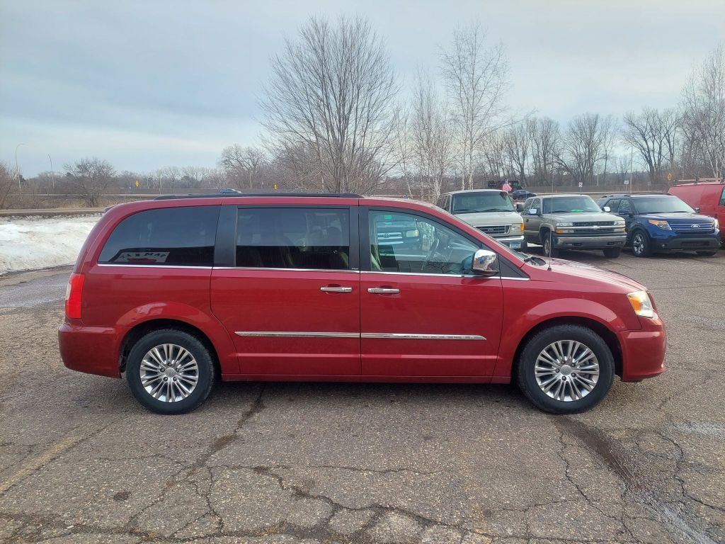 2013 Chrysler Town & Country Image 9