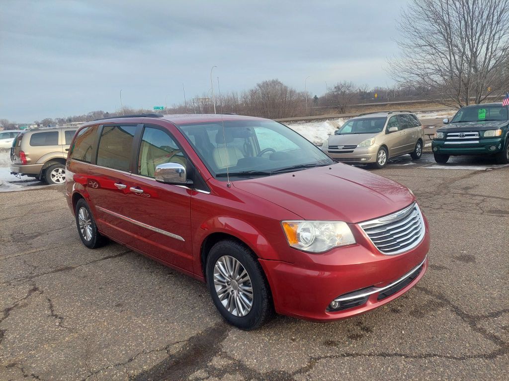 2013 Chrysler Town & Country Image 10