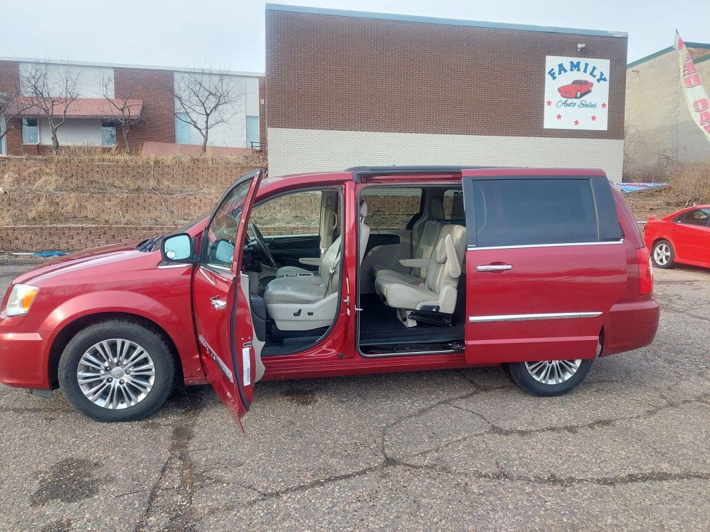 2013 Chrysler Town & Country Image 12