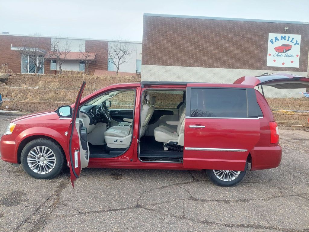 2013 Chrysler Town & Country Image 13