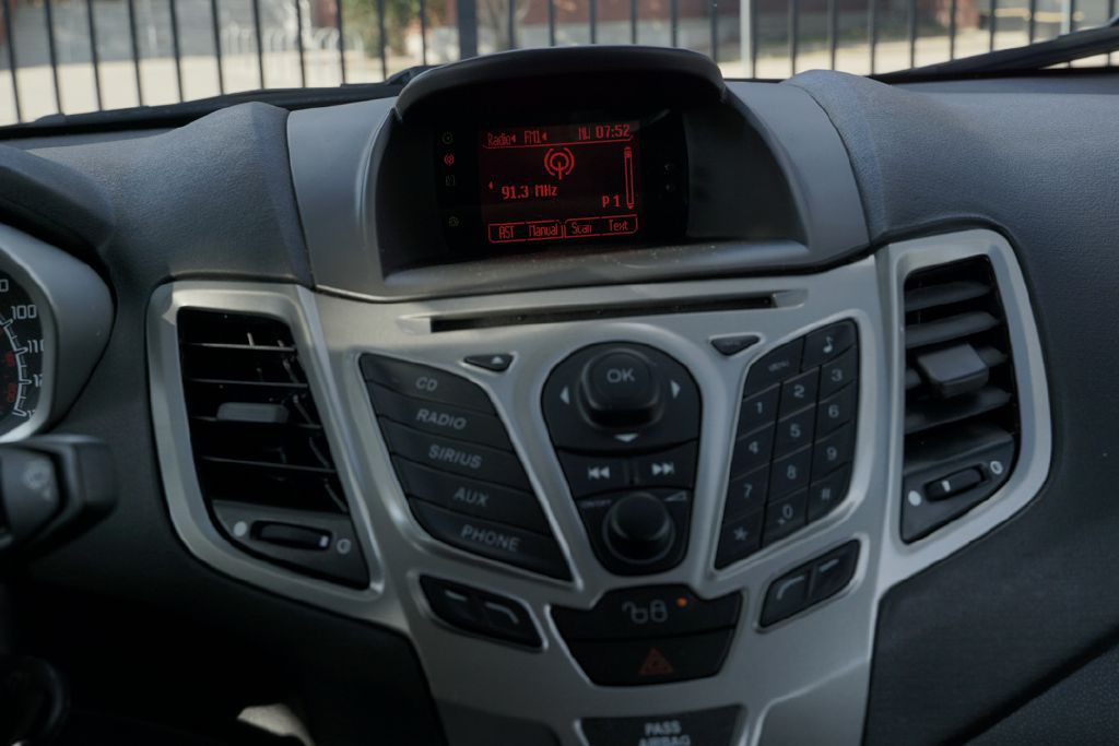 2012 Ford Fiesta Image 13
