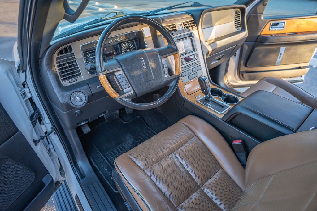 2012 Lincoln Navigator Image 11