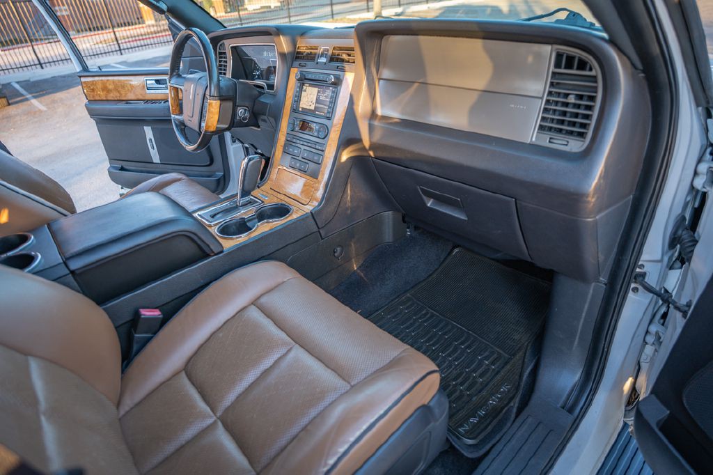 2012 Lincoln Navigator Image 25