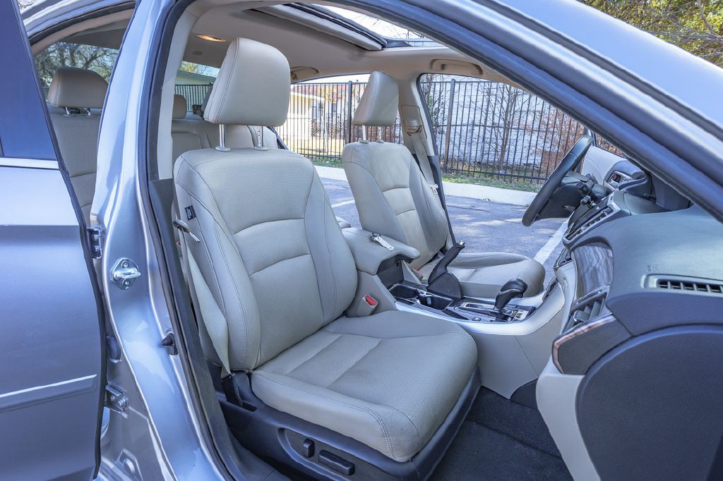 2017 Honda Accord Image 30