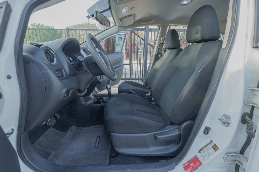 2017 Nissan Versa Image 9