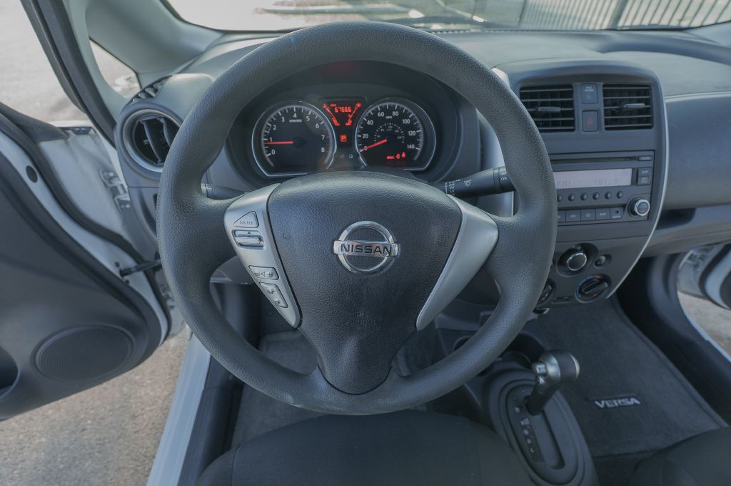 2017 Nissan Versa Image 11