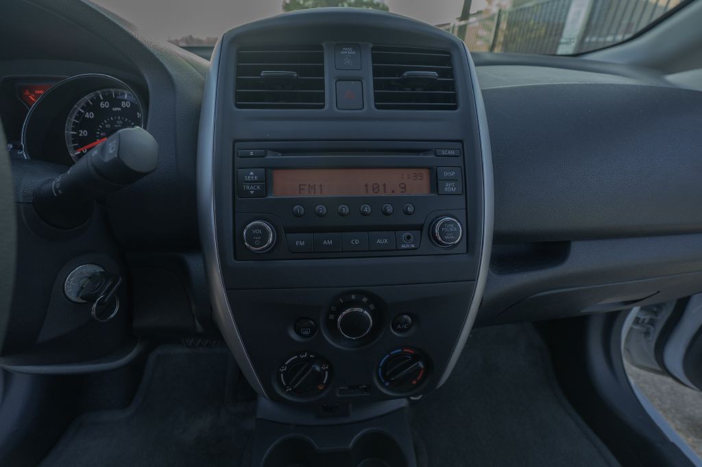 2017 Nissan Versa Image 16