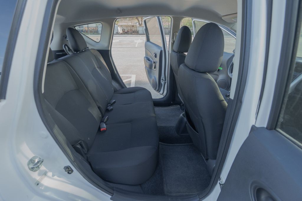 2017 Nissan Versa Image 18