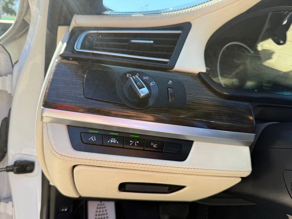 2014 BMW 7 Series Image 21