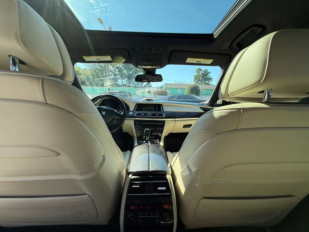 2014 BMW 7 Series Image 25