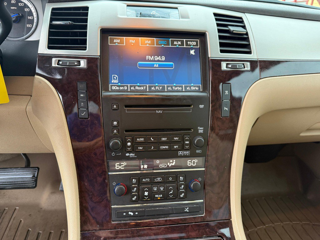 2010 Cadillac Escalade Image 9