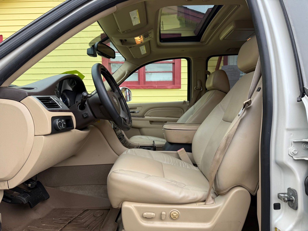2010 Cadillac Escalade Image 10