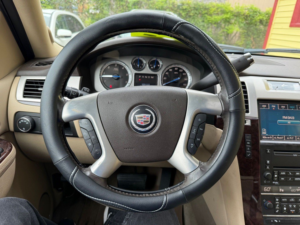 2010 Cadillac Escalade Image 11
