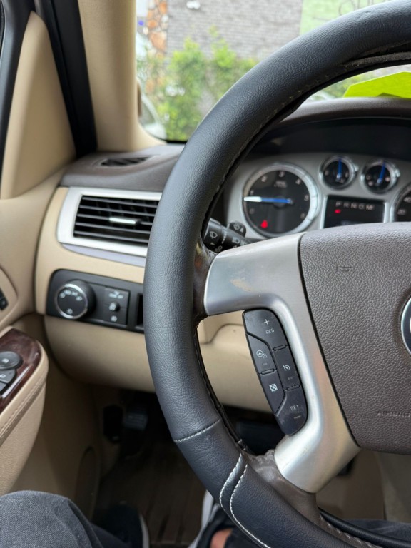 2010 Cadillac Escalade Image 12