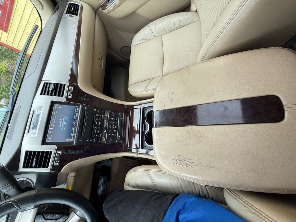 2010 Cadillac Escalade Image 14