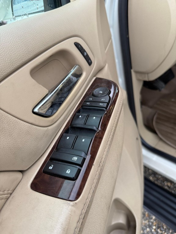 2010 Cadillac Escalade Image 16