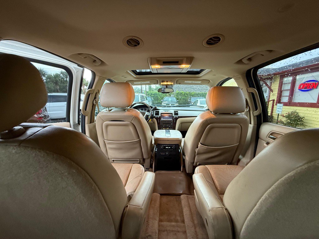 2010 Cadillac Escalade Image 24