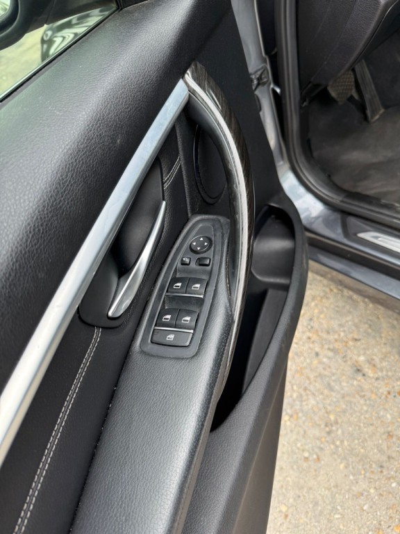 2016 BMW 3 Series Image 12