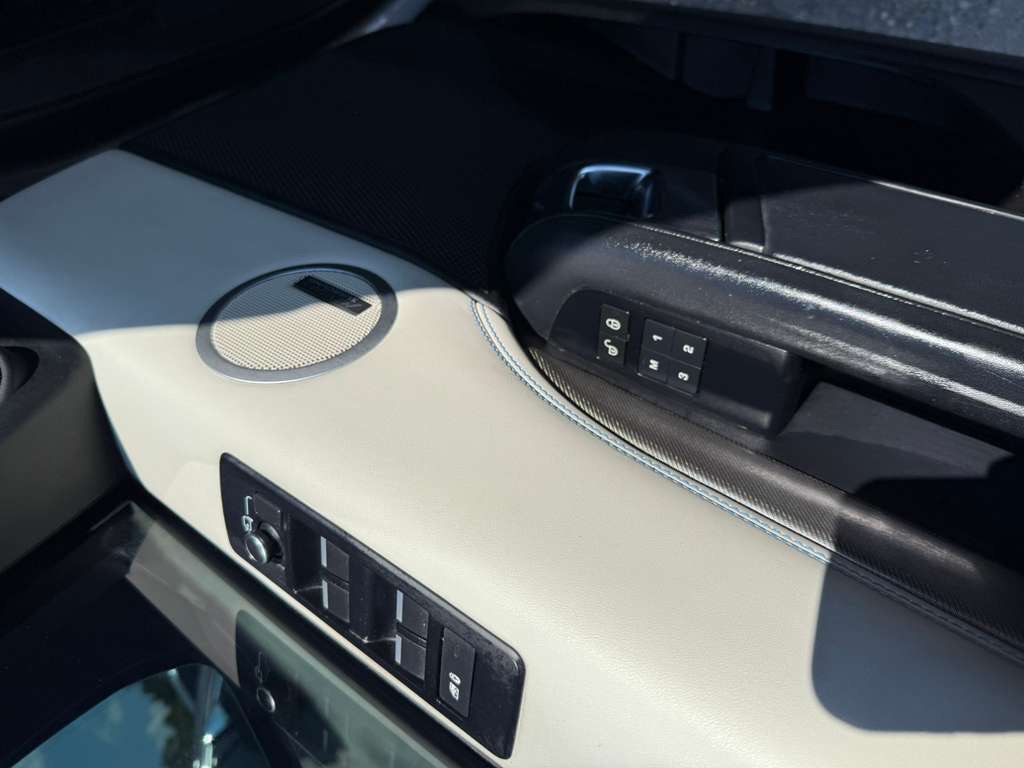 2017 Land Rover Discovery Image 16
