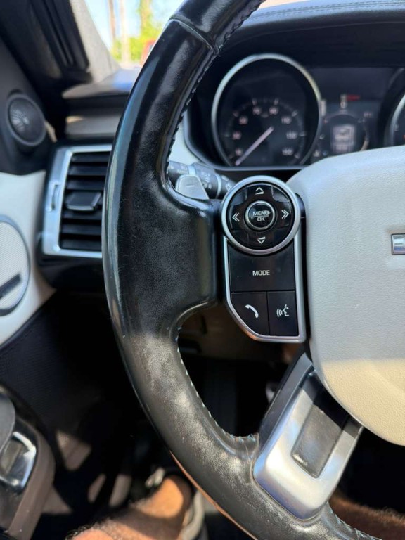 2017 Land Rover Discovery Image 24