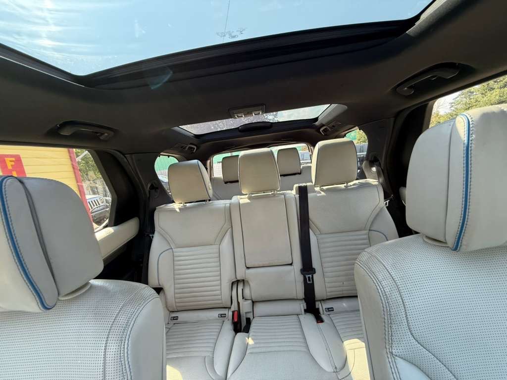 2017 Land Rover Discovery Image 28