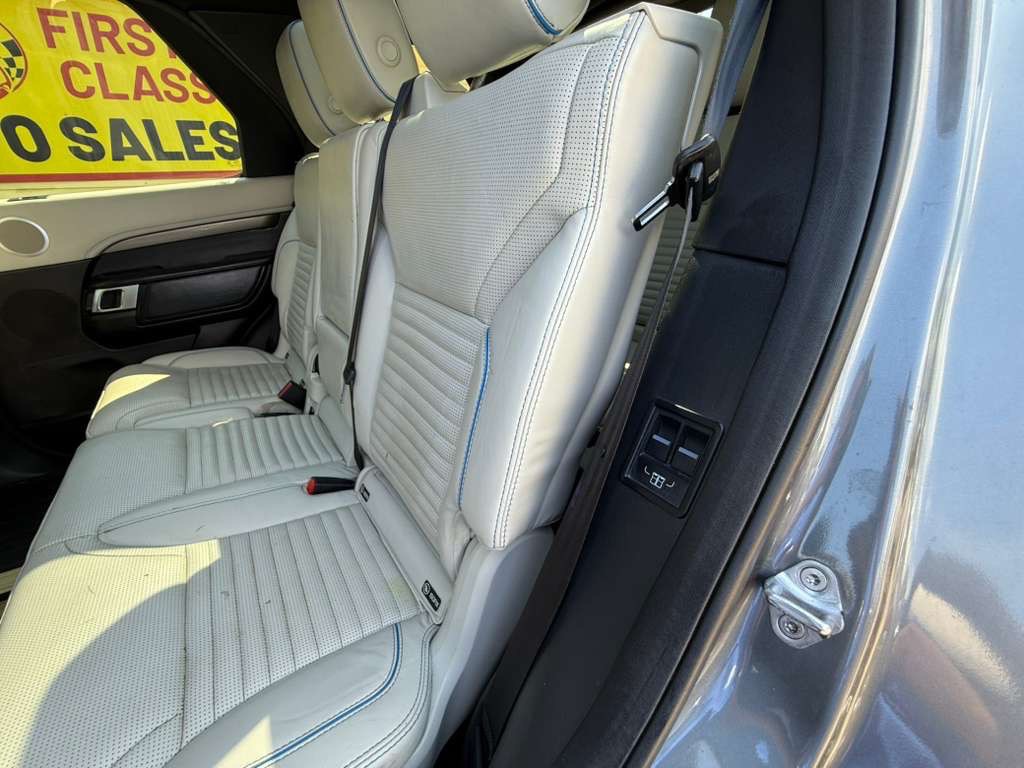 2017 Land Rover Discovery Image 29