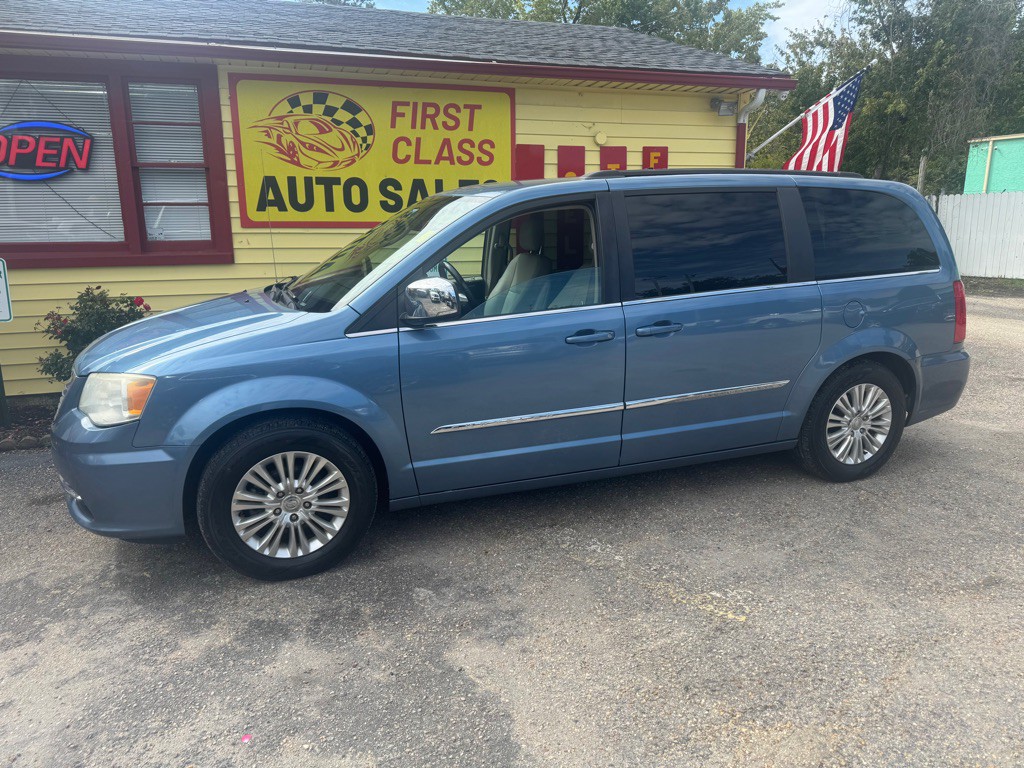 2011 Chrysler Town & Country Image 2