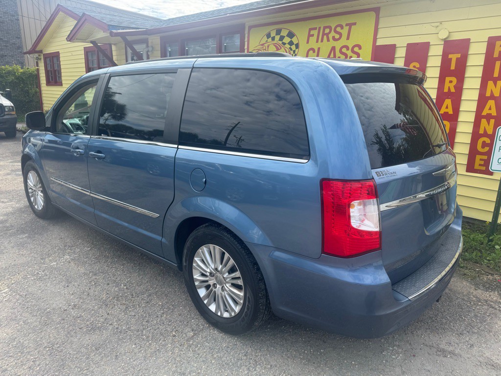 2011 Chrysler Town & Country Image 5